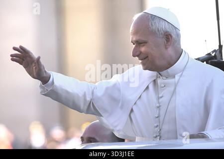 Vatikanstadt, Vatikanstadt. November 2025. Papst Leo XIV. Bei der Generalaudienz am Mittwoch auf dem Petersplatz. Vatikanstadt (Vatikan), 5. November 2025 Credit: dpa/Alamy Live News Stockfoto
