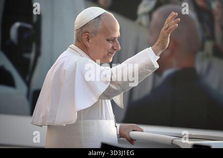 Vatikanstadt, Vatikanstadt. November 2025. Papst Leo XIV. Bei der Generalaudienz am Mittwoch auf dem Petersplatz. Vatikanstadt (Vatikan), 5. November 2025 Credit: dpa/Alamy Live News Stockfoto