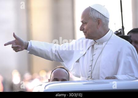 Vatikanstadt, Vatikanstadt. November 2025. Papst Leo XIV. Bei der Generalaudienz am Mittwoch auf dem Petersplatz. Vatikanstadt (Vatikan), 5. November 2025 Credit: dpa/Alamy Live News Stockfoto