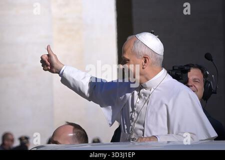 Vatikanstadt, Vatikanstadt. November 2025. Papst Leo XIV. Bei der Generalaudienz am Mittwoch auf dem Petersplatz. Vatikanstadt (Vatikan), 5. November 2025 Credit: dpa/Alamy Live News Stockfoto