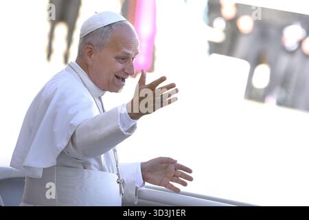 Vatikanstadt, Vatikanstadt. November 2025. Papst Leo XIV. Bei der Generalaudienz am Mittwoch auf dem Petersplatz. Vatikanstadt (Vatikan), 5. November 2025 Credit: dpa/Alamy Live News Stockfoto