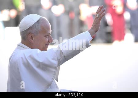 Vatikanstadt, Vatikanstadt. November 2025. Papst Leo XIV. Bei der Generalaudienz am Mittwoch auf dem Petersplatz. Vatikanstadt (Vatikan), 5. November 2025 Credit: dpa/Alamy Live News Stockfoto