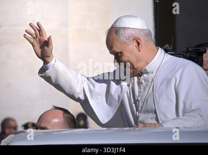 Vatikanstadt, Vatikanstadt. November 2025. Papst Leo XIV. Bei der Generalaudienz am Mittwoch auf dem Petersplatz. Vatikanstadt (Vatikan), 5. November 2025 Credit: dpa/Alamy Live News Stockfoto