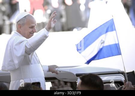 Vatikanstadt, Vatikanstadt. November 2025. Papst Leo XIV. Bei der Generalaudienz am Mittwoch auf dem Petersplatz. Vatikanstadt (Vatikan), 5. November 2025 Credit: dpa/Alamy Live News Stockfoto