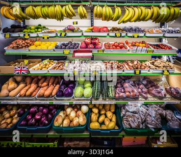East Sussex, England, 23. August 2023, Blick auf einige Obst- und Gemüsesorten in den Regalen eines Roggenladens Stockfoto