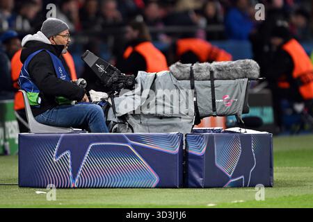 Paris, Frankreich. November 2025. Fußball: Champions League, Paris Saint-Germain - Bayern München, Vorrunde, Spieltag 4, Parc des Princes, Ein Kameramann filmt das Spiel. Quelle: Federico Gambarini/dpa/Alamy Live News Stockfoto