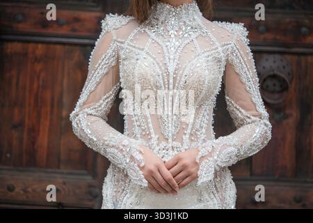Elegantes Brautkleid mit komplizierten Spitzendetails und Perlen, ausgestellt in einem Brautgeschäft. Perfekt für Mode, Hochzeitstrends oder Einzelhandelsaktionen. Stockfoto