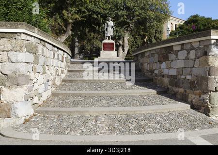 Denkmal, Statue, Hippokrates auch Hippokrates von Kos, berühmter alter Arzt, Vater der modernen Medizin, 460-370 v. Chr. Aufstieg zur Festung Neratzia, Old Tow Stockfoto