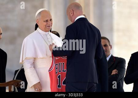 Vatikanstadt, Vatikanstadt. November 2025. Papst Leo XIV. Bei der Generalaudienz am Mittwoch auf dem Petersplatz. Vatikanstadt (Vatikan), 5. November 2025 Credit: dpa/Alamy Live News Stockfoto