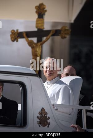 Vatikanstadt, Vatikanstadt. November 2025. Papst Leo XIV. Bei der Generalaudienz am Mittwoch auf dem Petersplatz. Vatikanstadt (Vatikan), 5. November 2025 Credit: dpa/Alamy Live News Stockfoto