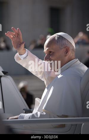 Vatikanstadt, Vatikanstadt. November 2025. Papst Leo XIV. Bei der Generalaudienz am Mittwoch auf dem Petersplatz. Vatikanstadt (Vatikan), 5. November 2025 Credit: dpa/Alamy Live News Stockfoto