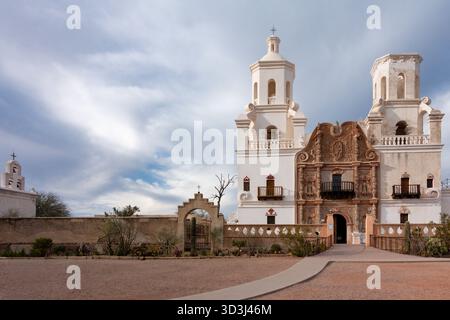 San Xavier Del Bac Mission in Tucson, Arizona, ist auch bekannt als „die weiße Taube der Wüste“ Stockfoto