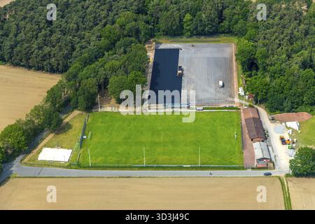 Luftaufnahme der Baustelle Kunstrasenrenovierungsprojekt des Fußballplatzes SV Lippramsdorf in Haltern am See in der Hohen Mark-Westmue Stockfoto