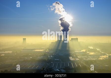 Luftaufnahme, RWE Kohlekraftwerk Westfalen, Morgeneindruck, im Vergleich zum blauen Himmel und Kraftwerksrauch, Kühlturm, Hamm, Ruhrgebiet Stockfoto
