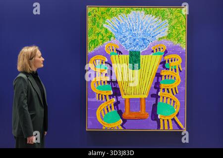 London, Großbritannien. November 2025. Personal mit Delphiniums auf meinem Gartentisch, Juli 2025. 'Einige sehr, sehr, sehr neue Gemälde, die noch nicht in Paris gezeigt wurden' Debüts, die nie zuvor in David Hockneys Londoner Atelier in den letzten sechs Monaten fertiggestellt wurden. Die Ausstellung ist die Eröffnungsausstellung im neuen Raum von Annely Juda Fine Art auf dem Hannover Platz. Quelle: Imageplotter/Alamy Live News Stockfoto