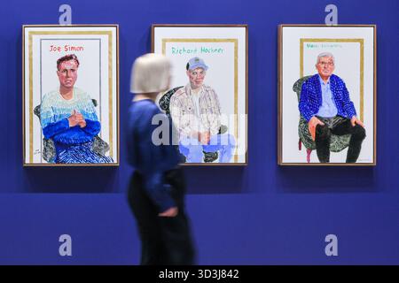 London, Großbritannien. November 2025. Personal von links nach rechts, Joe Simon, Richard Hockney, Marco Livingstone, alle 2025. 'Einige sehr, sehr, sehr neue Gemälde, die noch nicht in Paris gezeigt wurden' Debüts, die nie zuvor in David Hockneys Londoner Atelier in den letzten sechs Monaten fertiggestellt wurden. Die Ausstellung ist die Eröffnungsausstellung im neuen Raum von Annely Juda Fine Art auf dem Hannover Platz. Quelle: Imageplotter/Alamy Live News Stockfoto