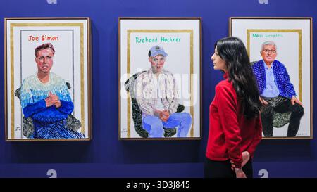 London, Großbritannien. November 2025. Personal von links nach rechts, Joe Simon, Richard Hockney, Marco Livingstone, alle 2025. 'Einige sehr, sehr, sehr neue Gemälde, die noch nicht in Paris gezeigt wurden' Debüts, die nie zuvor in David Hockneys Londoner Atelier in den letzten sechs Monaten fertiggestellt wurden. Die Ausstellung ist die Eröffnungsausstellung im neuen Raum von Annely Juda Fine Art auf dem Hannover Platz. Quelle: Imageplotter/Alamy Live News Stockfoto