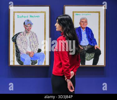 London, Großbritannien. November 2025. Personal von links nach rechts, Richard Hockney und Marco Livingstone, alle 2025. 'Einige sehr, sehr, sehr neue Gemälde, die noch nicht in Paris gezeigt wurden' Debüts, die nie zuvor in David Hockneys Londoner Atelier in den letzten sechs Monaten fertiggestellt wurden. Die Ausstellung ist die Eröffnungsausstellung im neuen Raum von Annely Juda Fine Art auf dem Hannover Platz. Quelle: Imageplotter/Alamy Live News Stockfoto