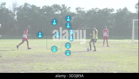 Dribbling männlicher Athlet mit gelbem Lätzchen, Führungsball auf grasbewachsenem Spielfeld, mit Halterungsüberzug Stockfoto