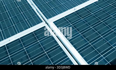 Nahaufnahme von Solarpaneelen in Monochrom. Stockfoto