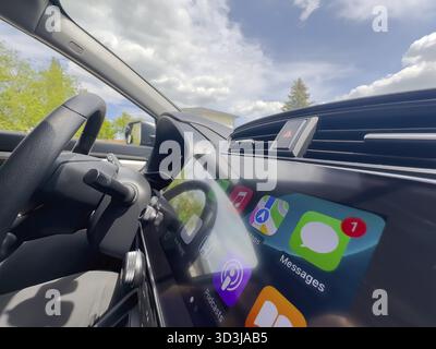 Calgary, Alberta, Kanada. Juni 2025. Eine dynamische Aufnahme im Auto zeigt ein modernes Infotainment-System mit Apple CarPlay, das die nahtlose Technologie unterstreicht Stockfoto