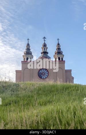 Calgary, Alberta, Kanada. Juni 2025. Der ukrainische orthodoxe Sobor von St. Wladimir in Calgary steht majestätisch auf einem grasbewachsenen Hügel mit seinen einzigartigen Kuppeln und c Stockfoto