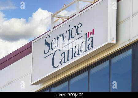 Calgary, Alberta, Kanada. Juni 2025. Das Schild „Service Canada“ an einem Gebäude weist auf eine wichtige Regierungspräsenz hin, die essen anbietet Stockfoto