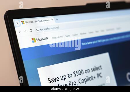New York, USA – 26. Januar 2025: Microsoft-Website wird auf einem Laptop-Bildschirm angezeigt und zeigt KI- und Cloud-Produktlösungen Stockfoto
