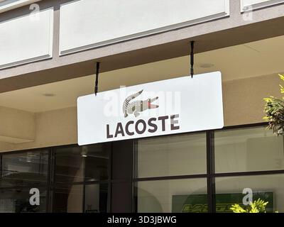 Belgrad, Serbien - 16. Juni 2024: Nahaufnahme des Lacoste-Logos mit einem Krokodil auf einem Ladenschild, einem bekannten Symbol in der Modebranche Stockfoto