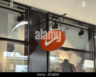 Belgrad, Serbien – 16. Juni 2024: Das Äußere eines Nike Stores zeigt das legendäre Swoosh-Logo und schafft so ein modernes Shopping-Ziel Stockfoto