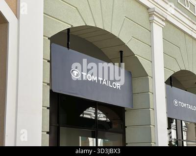 Belgrad, Serbien - 16. Juni 2024: Außenansicht des Tom Tailor Stores mit Branding-Schild im Einkaufsviertel Stockfoto