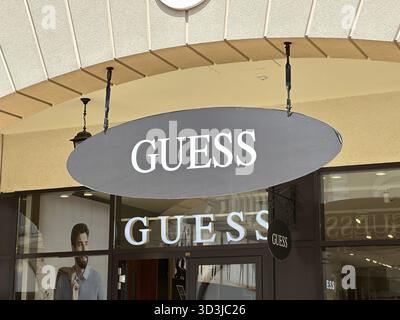 Belgrad, Serbien - 16. Juni 2024: Außenbeschilderung von Guess Outlet mit dem berühmten Logo und Branding Stockfoto