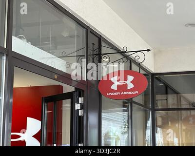 Belgrad, Serbien - 16. Juni 2024: Außenansicht des Under Armour Stores mit Logo-Schildern im modernen Einkaufszentrum Stockfoto