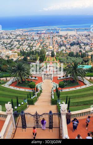 HAIFA, ISRAEL - 12. MAI 2011: Dies ist ein Panoramablick auf die Stadt von der oberen Ebene der Bahai-Gärten. Stockfoto