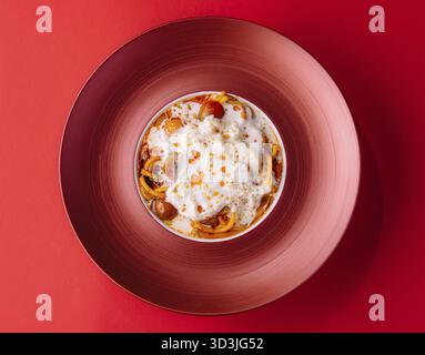Essen, italienische Spaghetti-Pasta mit gebackenen Kirschtomaten Stockfoto