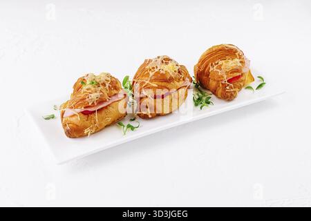 Essen, frische Croissants gefüllt mit Schinken und Käse Stockfoto