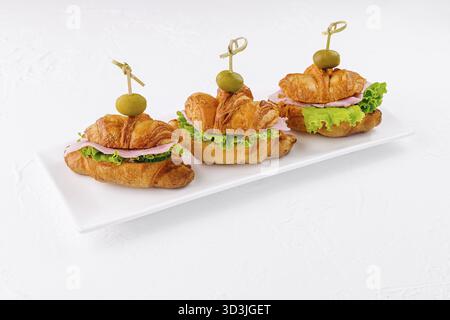 Essen, frische Croissants gefüllt mit Schinken und Käse Stockfoto