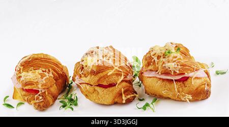Essen, frische Croissants gefüllt mit Schinken und Käse Stockfoto