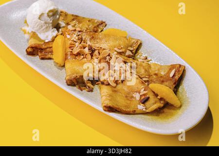 Essen, Pfannkuchen in Honigsirup mit mendal und Eis Stockfoto