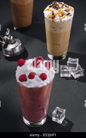 Essen, Himbeer-, Karamell- und Schokoladencocktails auf Steintisch Stockfoto