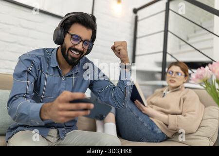 Freizeit. Junges Paar, das im Internet Freizeit zu Hause verbringt Stockfoto
