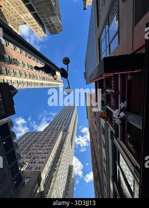 Empire State Building und umliegende Gebäude Stockfoto