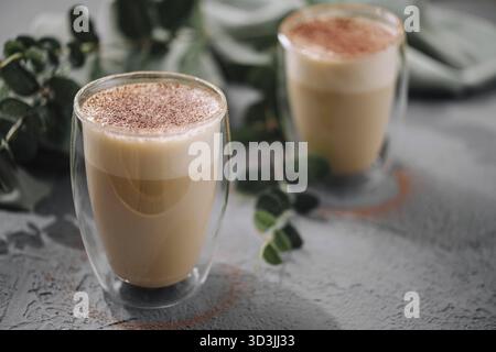 Essen, heißer Kaffee mit Milch in Glasbecher Stockfoto