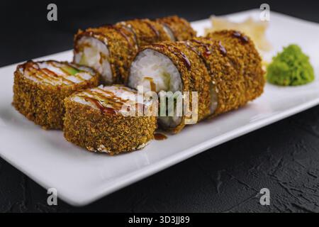 Essen, warme Tempura-Sushi-Brötchen aus nächster Nähe Stockfoto
