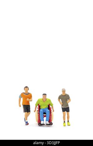 Miniatur-Menschen mit Behinderungen Happy Friends, die Spaß zusammen auf weißem Hintergrund haben Stockfoto