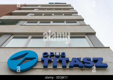 Opus TITÁSZ Hauptsitz in Debrecen — der regionale Energieverteiler, der jetzt Teil der von Lőrinc Mészáros kontrollierten Opus-Gruppe ist. Stockfoto