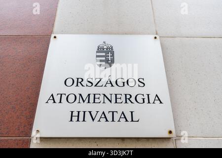Plakette der Ungarischen Atomenergiebehörde (HAEA) in Budapest, auf der die nukleare Regulierung, Strahlensicherheit und Aufsicht hervorgehoben werden. Stockfoto
