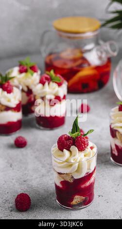 Essen, mehrschichtiges Dessert mit Vanillekuchen, Schlagsahne und frischen Himbeeren Stockfoto