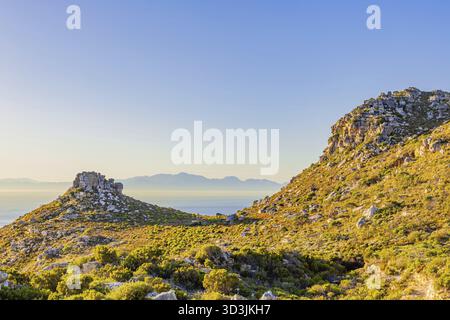 Küstengebirgslandschaft mit Fynbos-Flora in Kapstadt, Südafrika Stockfoto