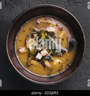 Essen, Suppe mit Algen und Pilzen von oben Stockfoto
